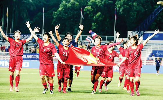 Hải Yến (12) cùng đồng đội trong niềm vui chiến thắng. Ảnh: Dũng Phương