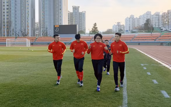 Bác sĩ Choi Ju Young (thứ 2 từ phải sang) hướng dẫn Quang Hải, Đình Trọng và Trọng Hùng tập hồi phục chấn thương tại Hàn Quốc - Ảnh: VFF