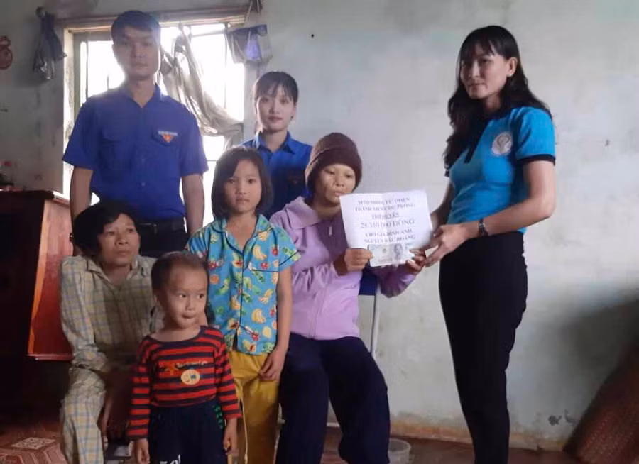 Gia đình chị Nở được trao tặng hơn 28 triệu đồng. Ảnh: Văn Ngọc 