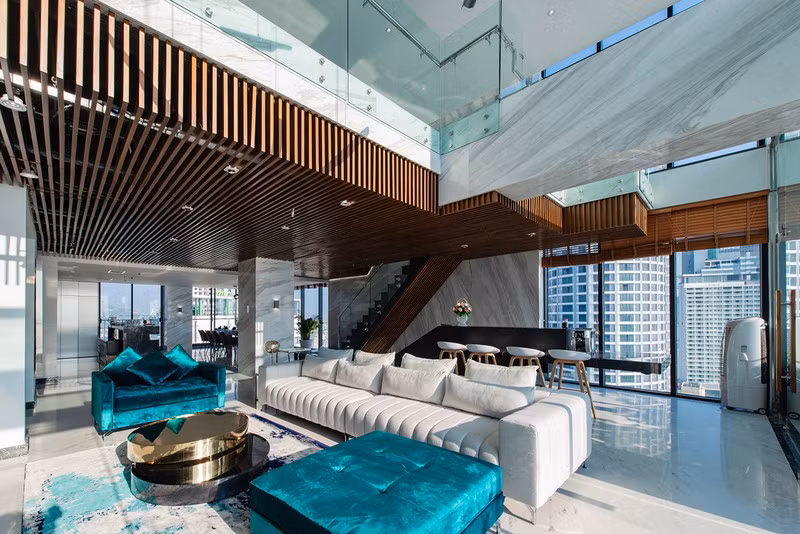  Gác lửng được ốp bằng nan gỗ, mang đến cảm giác ấm cúng.