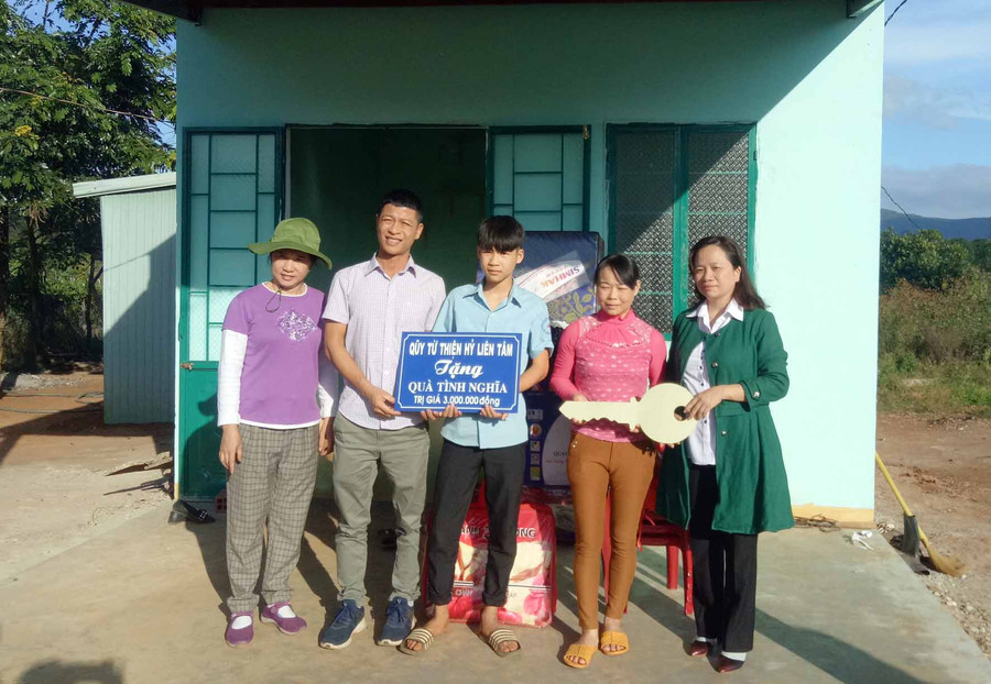 Bàn giao nhà nhân ái cho bà Nham ở làng Bơ Nan. Ảnh: Hà Phương