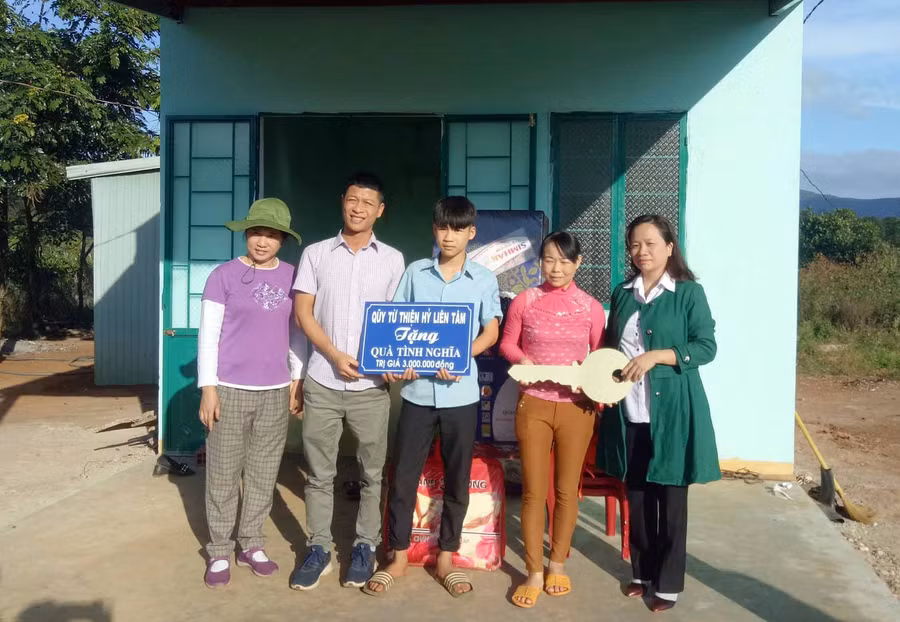 Bàn giao nhà nhân ái cho bà Nham ở làng Bơ Nan. Ảnh: Hà Phương