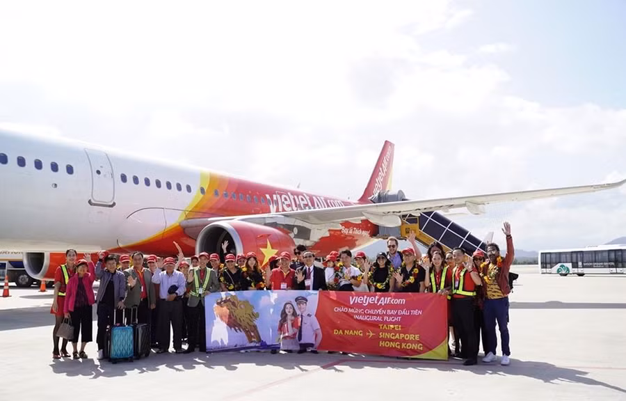 Những hành khách trên đường bay quốc tế đến thành phố Đà Nẵng của hãng hàng không Vietjet. (Ảnh: CTV/Vietnam+)