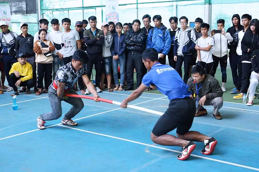 Các VĐV nam khối THPT tranh tài ở môn đẩy gậy. Ảnh: Ngọc Sang