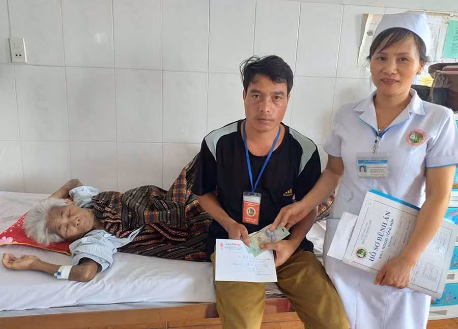  Ngoài nhiệm vụ chuyên môn, điều dưỡng viên ở Bệnh viện Đa khoa tỉnh còn là cầu nối của bệnh nhân nghèo với các nhà hảo tâm. Ảnh: U.N