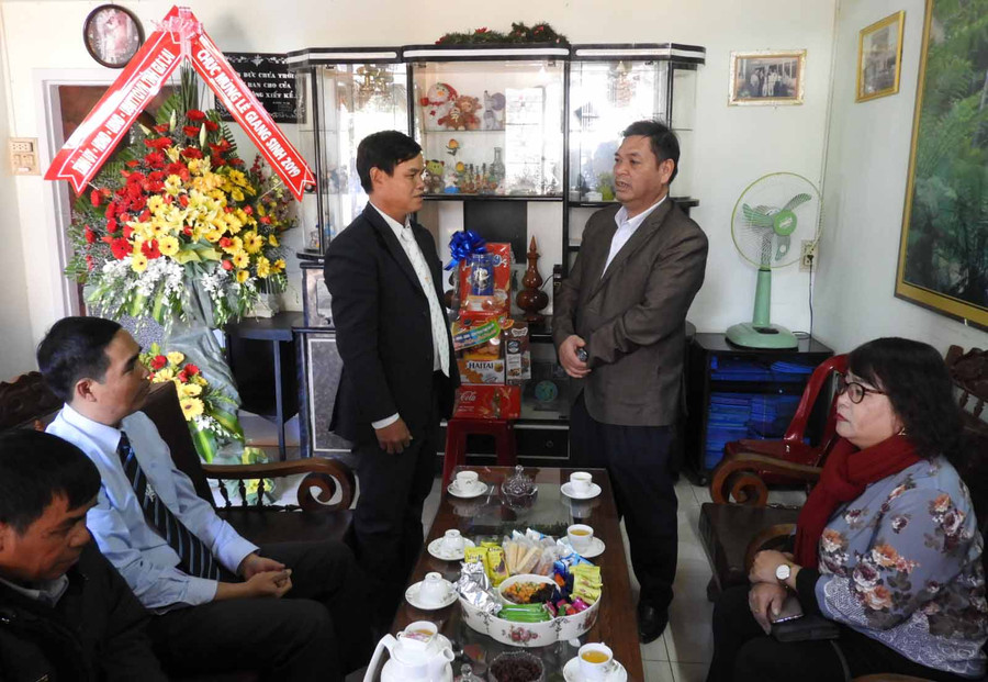 Đoàn công tác của tỉnh chúc mừng Giáng sinh tại Ban Đại diện Tin lành tỉnh Gia Lai. Ảnh: Thanh Nhật Đoàn công tác của tỉnh chúc mừng Giáng sinh tại Ban Đại diện Tin lành tỉnh Gia Lai. Ảnh: thanh Nhật