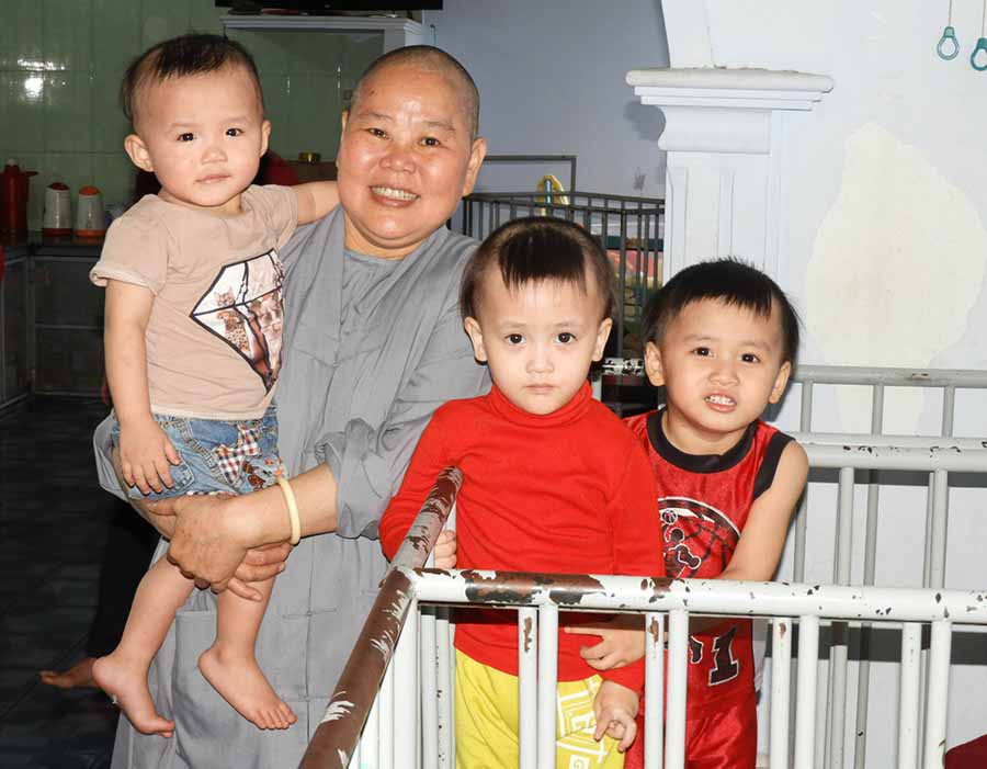 Ni sư Thích Nữ Minh Nguyên-trụ trì chùa Bửu Châu (TP. Pleiku) nhận nuôi dưỡng nhiều trẻ mồ côi, cơ nhỡ. Ảnh: T.N  Ni sư Thích Nữ Minh Nguyên-trụ trì chùa Bửu Châu (TP. Pleiku) nhận nuôi dưỡng nhiều trẻ mồ côi, cơ nhỡ. Ảnh: T.N