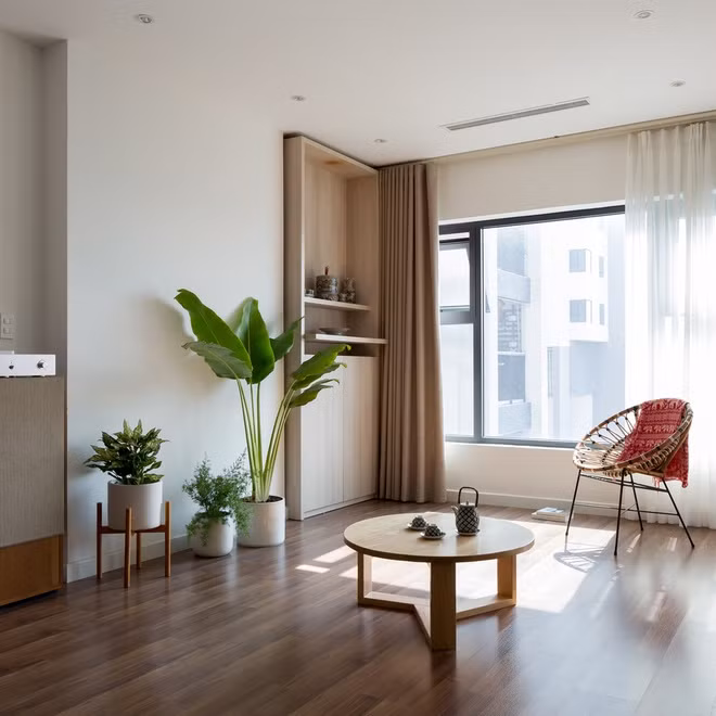  Phòng khách tối giản với chiếc bàn trà bệt và góc thờ cúng nhỏ.