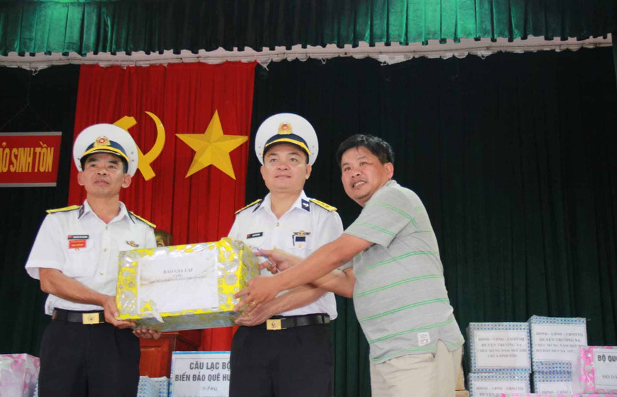 Nhà báo Nguyễn Diệp đại diện Báo Gia Lai tặng quà cho cán bộ, chiến sĩ đảo Sinh Tồn. Ảnh: Nguyễn Hồng