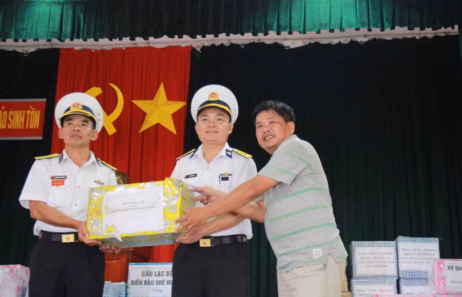 Nhà báo Nguyễn Diệp đại diện Báo Gia Lai tặng quà cho cán bộ, chiến sĩ đảo Sinh Tồn. Ảnh: Nguyễn Hồng