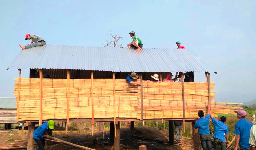  Đoàn viên, thanh niên xã Chơ Long giúp dân làm nhà. Ảnh: T.D