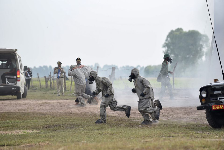 Lực lượng hóa chất của quân đội Việt Nam tiếp cận hiện trường - Ảnh: DUYÊN PHAN