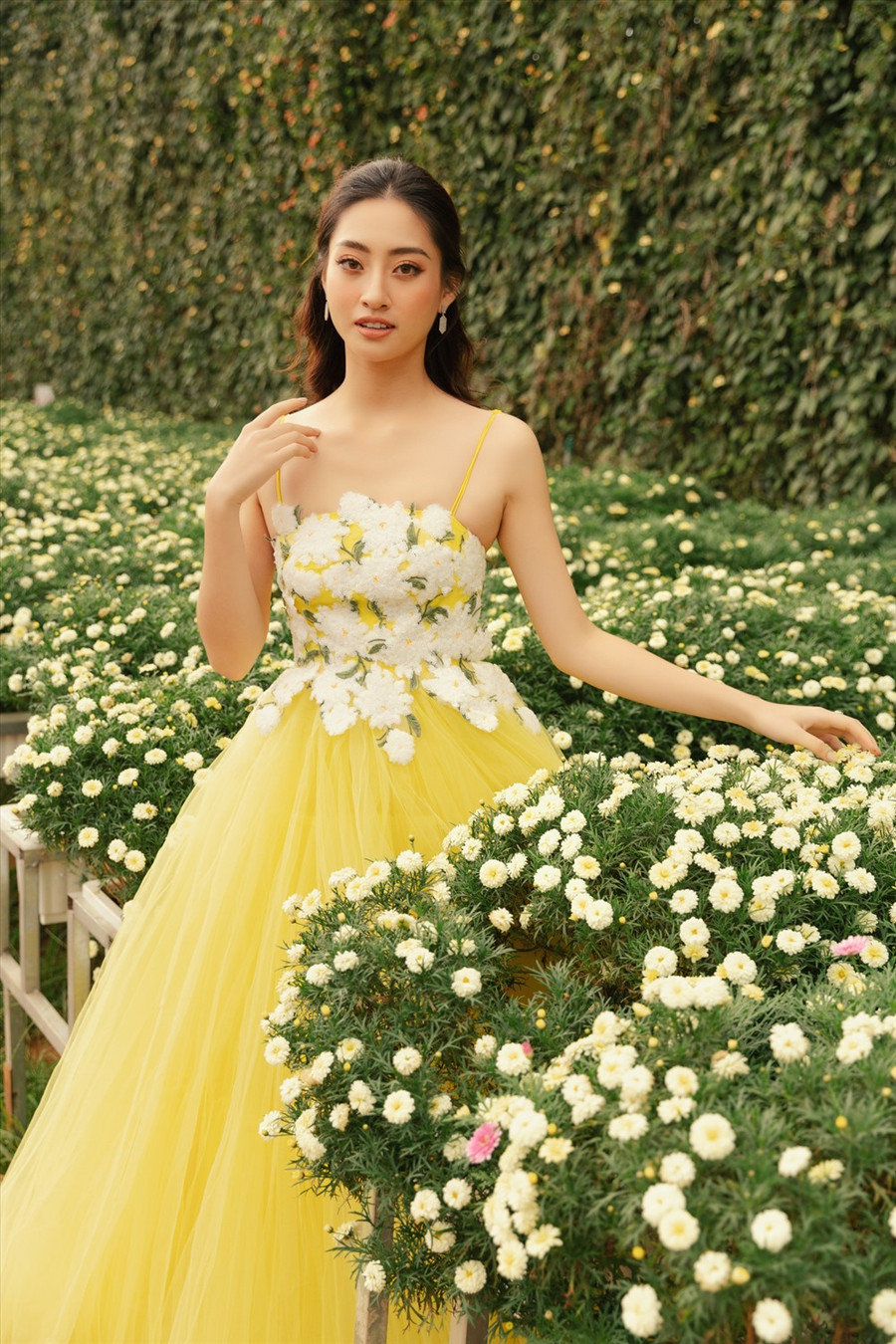 Lương Thuỳ Linh sinh năm 2000 tại Cao Bằng. Tháng 8 vừa qua, cô đăng quang Miss World Việt Nam và chính thức trở thành đại diện Việt Nam tham dự đấu trường nhan sắc Miss World - Hoa hậu Thế giới 2019. Ảnh: SV. 