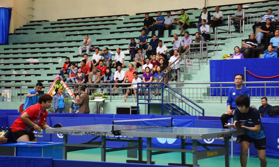 Trận chung kết ở nội dung đơn nữ giữa Mai Hoàng Mỹ Trang (áo đỏ) và Nguyễn Khoa Diệu Khánh (áo xanh). Ảnh: Hà Phương