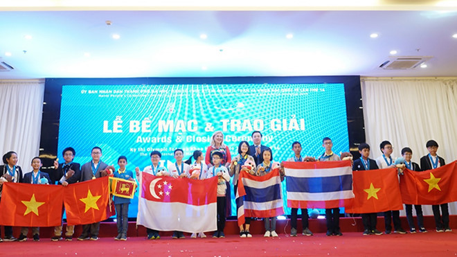 Ban tổ chức trao giải cho các học sinh đoạt huy chương IMSO 2019 - Ảnh: BTC