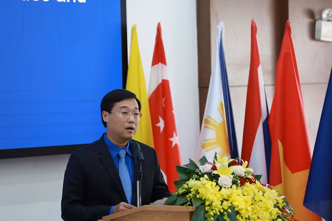 Anh Lê Quốc Phong phát biểu tại Hội nghị các nhà khoa học trẻ ASEAN 2019 - Ảnh Bảo Anh