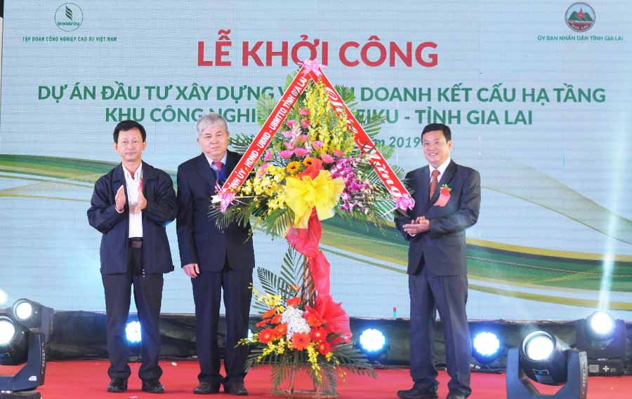 Bí thư Tỉnh ủy Dương Văn Trang (bìa trái) tặng hoa chúc mừng. Ảnh: Anh Huy Bí thư Tỉnh ủy Dương Văn Trang (bìa trái) tặng hoa chúc mừng. Ảnh: Anh Huy