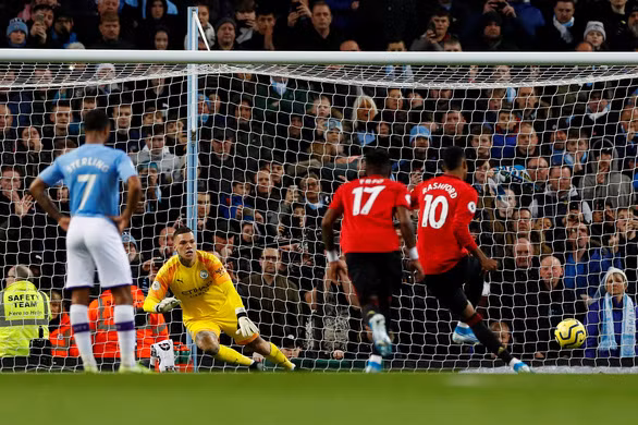  Pha sút penalty mở tỉ số cho M.U của Rashford - Ảnh: REUTERS