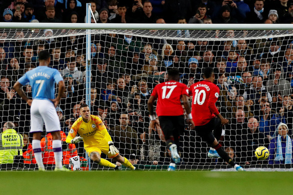  Pha sút penalty mở tỉ số cho M.U của Rashford - Ảnh: REUTERS