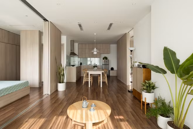 Khi không sử dụng phòng ngủ, hệ vách ngăn được xếp gọn gàng khiến phòng khách và bếp có cảm giác được nhân đôi diện tích sử dụng.