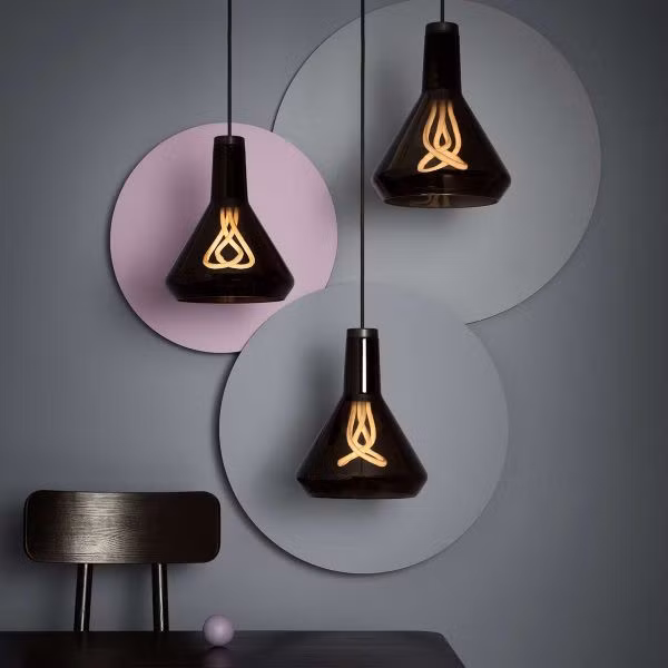 Đèn trong phòng ngủ thường không cần quá sáng, nhất là các loại đèn ngủ, mà yếu tố sáng tạo thường được chú trọng hơn cả.