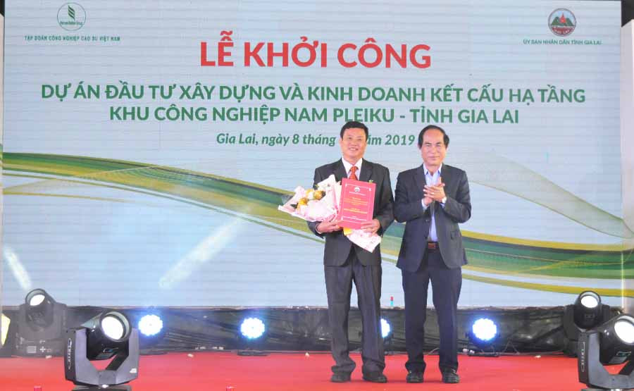 Chủ tịch UBND tỉnh Võ Ngọc Thành trao quyết định thành lập KCN. Ảnh: Anh Huy Chủ tịch UBND tỉnh trao quyết định thành lập KCN. Ảnh: Anh Huy