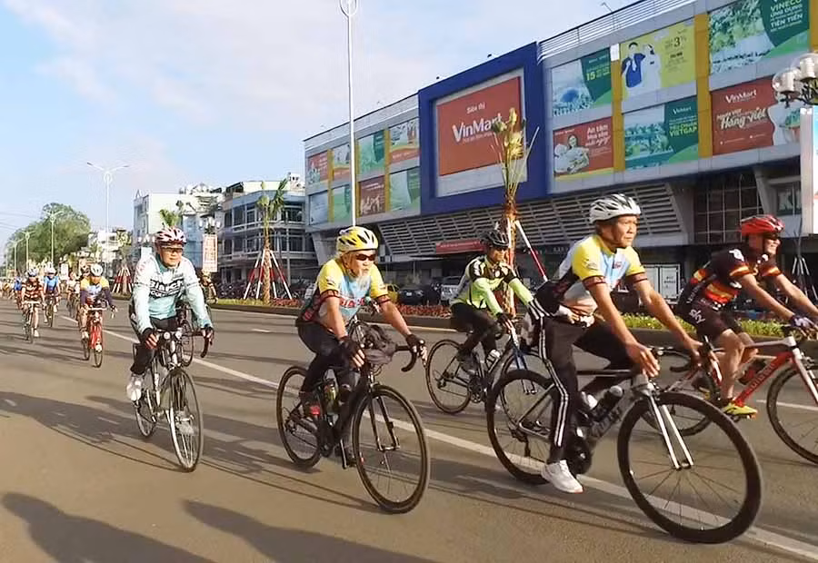  Các thành viên CLB xe đạp thể thao Gia Lai trong một buổi tập. Ảnh: H.P