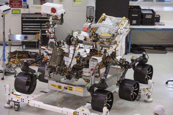 NASA trình làng xe (robot) tự hành Mars 2020 ngày 27-12-2019 trong một căn phòng lớn, vô trùng - Ảnh: AFP