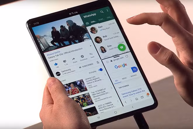  Màn hình khi mở ra có thể chạy nhiều ứng dụng đồng thời - Ảnh: Reuters