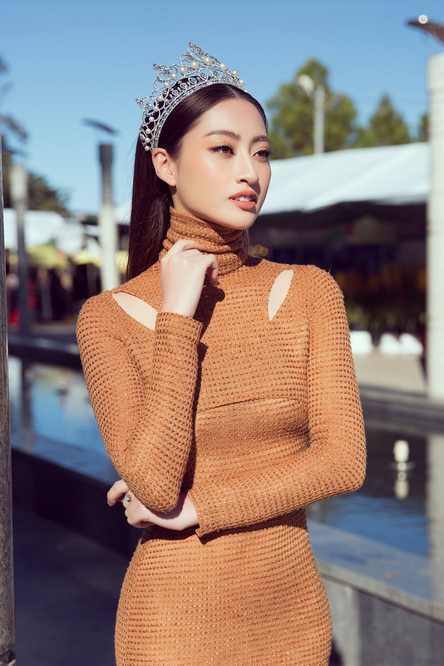 Trong trang phục tôn dáng, cô xuất hiện đầy xinh đẹp tại sự kiện khai mạc Phiên chợ Rau - Hoa Đà Lạt 2019. Cô còn vui vẻ tiết lộ cát sê đi dự sự kiện lần này là một hộp dâu tươi được chọn lựa kỹ lưỡng từ tiểu thương. Ảnh: SV. 