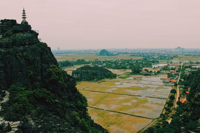 Ngay khi bước vào cổng khu du lịch hang Múa, con đường bậc thang đá trắng phau dẫn tới đỉnh núi đã hiện rõ.