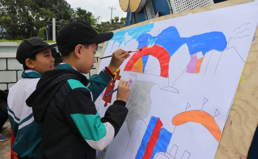 Các thí sinh say sưa vẽ ước mơ thị xã An Khê trong tương lai. Ảnh: Ngọc Minh