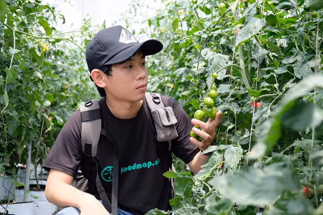  Tùng trong những lần đi khảo sát nông sản - Ảnh: NVCC