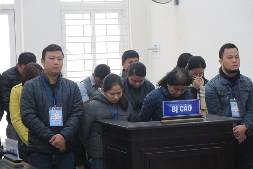 Bị cáo Nguyễn Thị Sáng (thứ ba, hàng trên, từ trái qua) và các đồng phạm tại tòa.