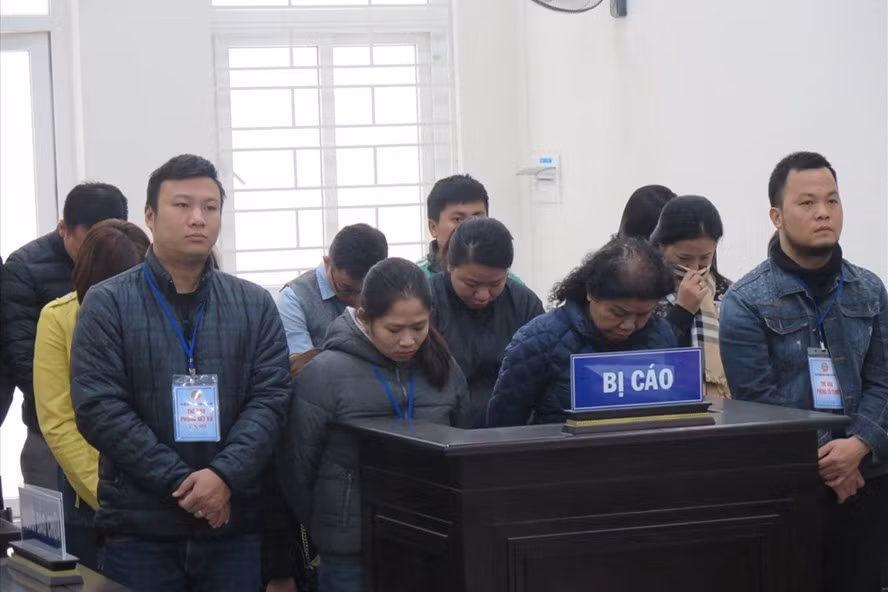 Bị cáo Nguyễn Thị Sáng (thứ ba, hàng trên, từ trái qua) và các đồng phạm tại tòa.