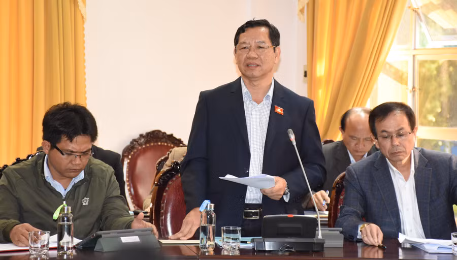 đại biểu Nguyễn Đình Quang- Viện trưởng Viện Kiểm sát Nhân dân tỉnh nêu vấn đề về tình hình tội phạm ngày càng gia tăng. Ảnh: Trần Dung