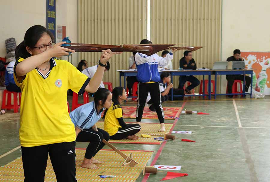  Các VĐV nữ khối THPT tranh tài ở môn bắn nỏ. Ảnh: N.S