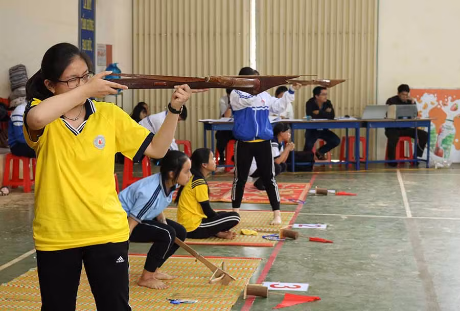  Các VĐV nữ khối THPT tranh tài ở môn bắn nỏ. Ảnh: N.S