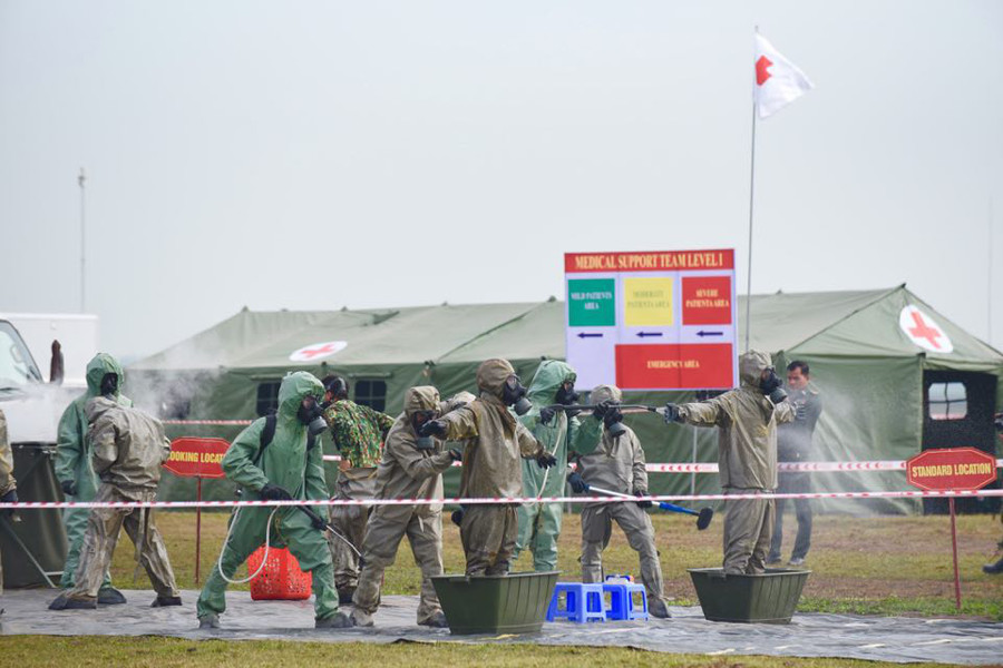 Chuẩn bị tiếp cận khu vực rò rỉ hóa chất - Ảnh: DUYÊN PHAN