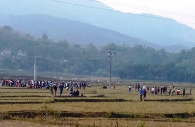 Rất đông người dân kéo tới chứng kiến sự việc