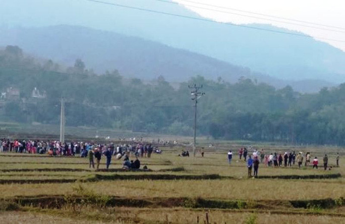 Rất đông người dân kéo tới chứng kiến sự việc