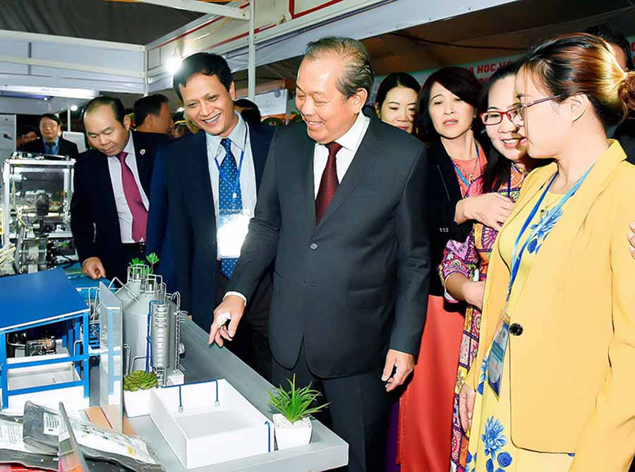 Phó Thủ tướng Thường trực Chính phủ Trương Hòa Bình (thứ 3 từ phải sang) tham quan một gian hàng tại TechDemo 2019. Ảnh: Đ.T