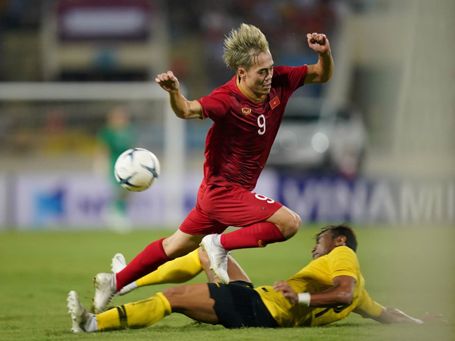 Malaysia (áo vàng) đặt mục tiêu giành 3 điểm trong trận đón tiếp VN vào năm tới - Ảnh: ĐỘC LẬP