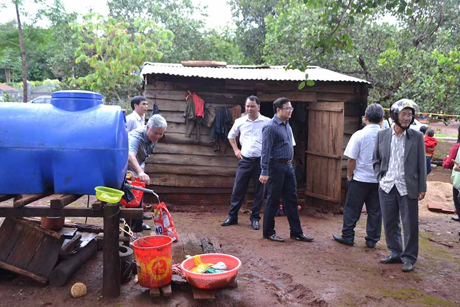  Đoàn giám sát HĐND tỉnh kiểm tra việc sử dụng nước sinh hoạt của người dân trên địa bàn huyện Kbang. Ảnh: L.N