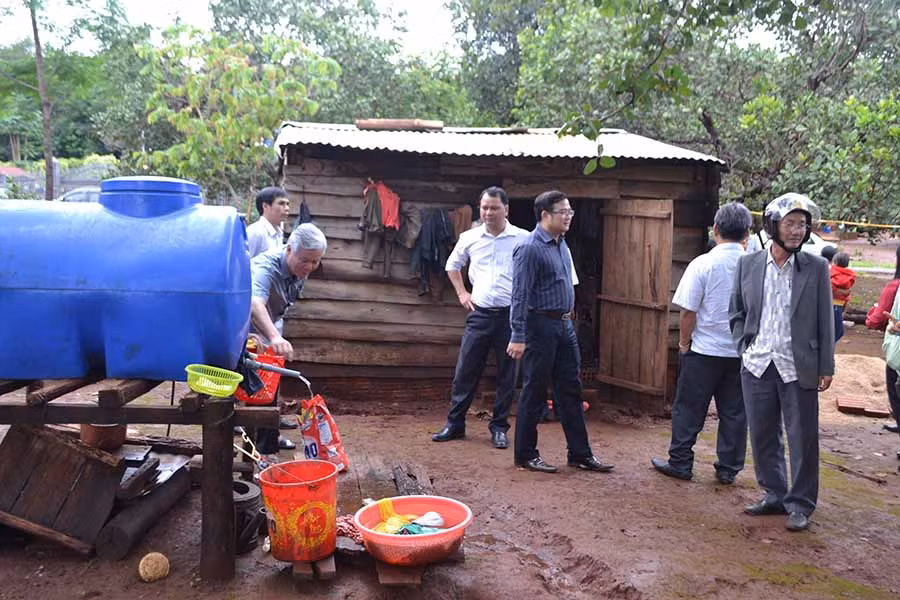  Đoàn giám sát HĐND tỉnh kiểm tra việc sử dụng nước sinh hoạt của người dân trên địa bàn huyện Kbang. Ảnh: L.N