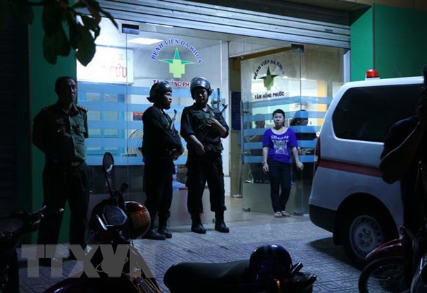  Hàng trăm cảnh sát phong tỏa bên ngoài Bệnh viện Tâm Hồng Phước để truy bắt nhóm người đòi nợ ẩn náu bên trong. (Ảnh: Sỹ Tuyên/TTXVN)