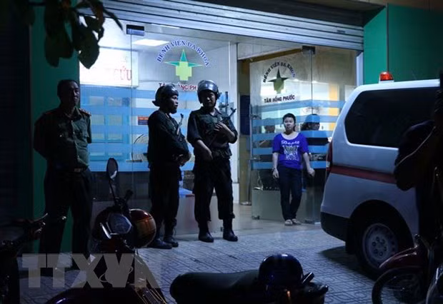  Hàng trăm cảnh sát phong tỏa bên ngoài Bệnh viện Tâm Hồng Phước để truy bắt nhóm người đòi nợ ẩn náu bên trong. (Ảnh: Sỹ Tuyên/TTXVN)