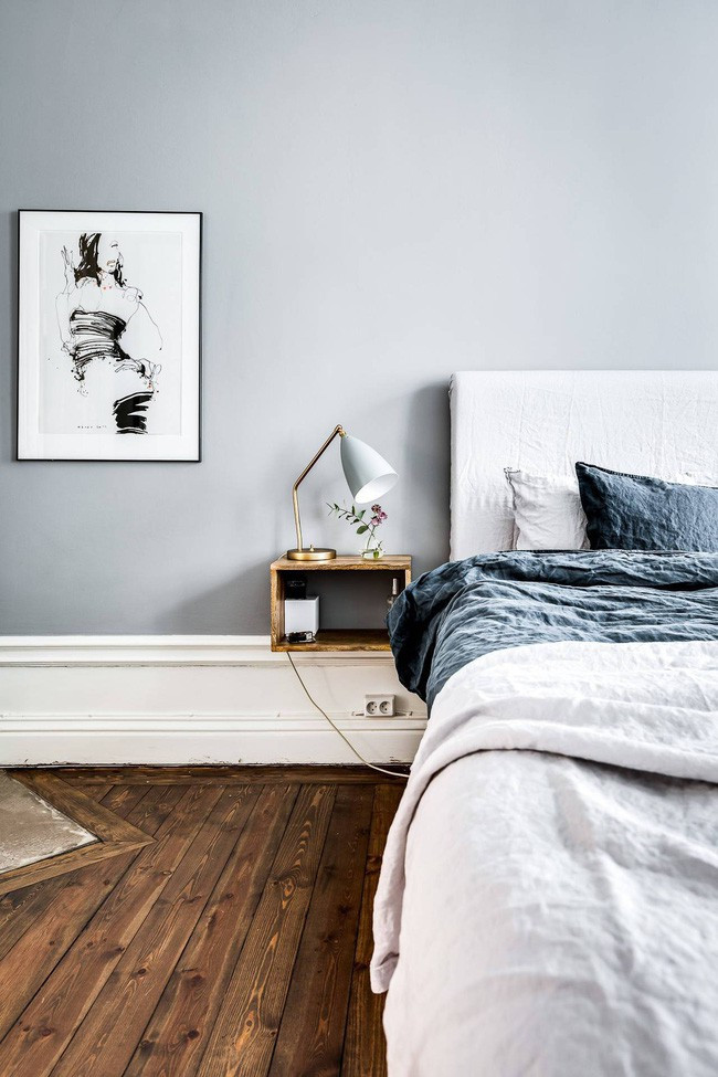 Đầu giường phòng ngủ điểm xuyết nhành hoa trang trí tinh tế. Đầu giường phòng ngủ điểm xuyết nhành hoa trang trí tinh tế.