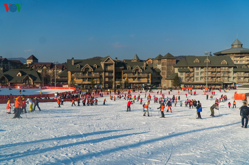 Bên cạnh tắm khoáng nóng thì hoạt động trượt tuyết cũng đặc biệt được du khách yêu thích khi đến Hàn Quốc vào mùa đông. Ở thời điểm đầu mùa như hiện tại, Pyeongchang ở tỉnh Gangwon là nơi thuận tiện nhất để ngắm tuyết rơi. Đây cũng chính là địa điểm tổ chức Thế vận hội Olympic mùa đông năm 2018. Bên cạnh tắm khoáng nóng thì hoạt động trượt tuyết cũng đặc biệt được du khách yêu thích khi đến Hàn Quốc vào mùa đông. Ở thời điểm đầu mùa như hiện tại, Pyeongchang ở tỉnh Gangwon là nơi thuận tiện nhất để ngắm tuyết rơi. Đây cũng chính là địa điểm tổ chức Thế vận hội Olympic mùa đông năm 2018.