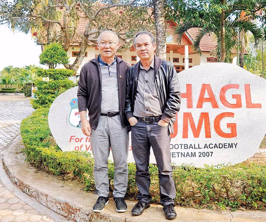 Bầu Đức (bìa phải) và huấn luyện viên Park Hang-seo. Ảnh: Anh Tiến